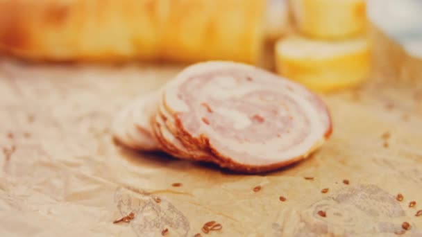 猪肉香肠卷与法式面包片 香肠在一个复古风格的烹饪盘和食物纸上 慢镜头拍摄在滑块上 我们也用新鲜的莴苣叶 — 图库视频影像