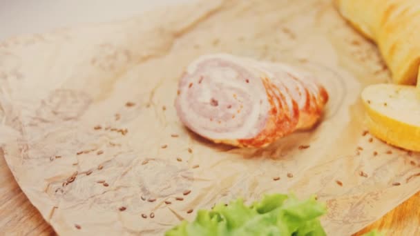 Fransız Ekmeğiyle Dilimlenmiş Sosisli Börek Sosis Retro Stil Yemek Tepsisinde — Stok video