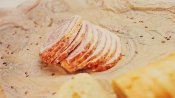 Cârnați Porc Tăiați Baghetă Franceză Cârnatul Este Tavă Gătit Stil — Videoclip de stoc
