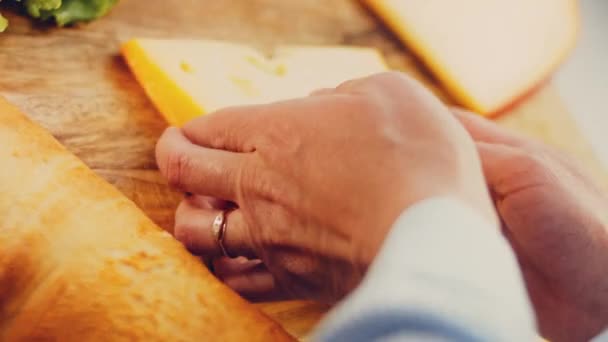 Γυναίκα Κρατάει Στα Χέρια Της Ένα Κομμάτι Τυρί Τρύπες Slider — Αρχείο Βίντεο