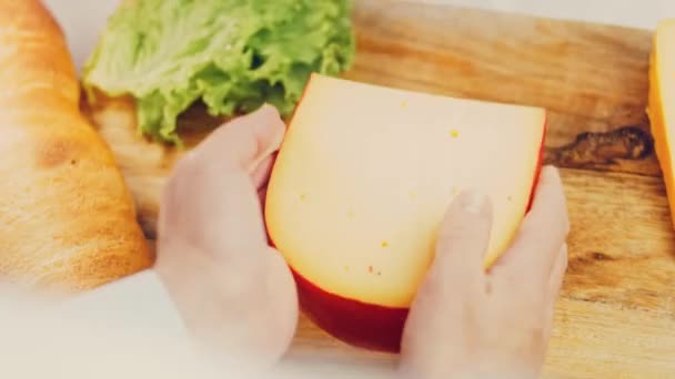 那女人手里拿着一块有孔的奶酪 滑翔机拍摄奶酪展示过程 — 图库视频影像