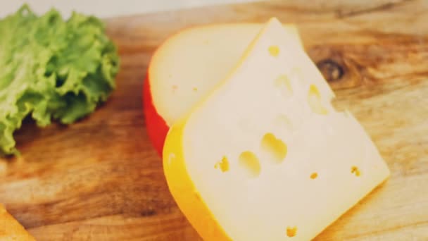 Τυρί Τρύπες Ένα Δίσκο Μαγειρικής Ρετρό Στυλ Slider Γυρίστηκε Διαδικασία — Αρχείο Βίντεο