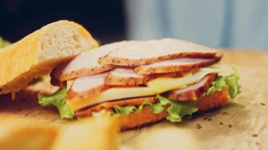 Fransız ekmeği, peynir, salata yaprakları ve sosisle sanvich 'in üzerinde kaynayan kalp şeklinde sahanda yumurta. Kaydırıcı atışı.