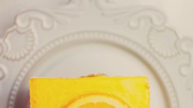 Reçelli bir parça mandalina keki. Pasta retro-stil bir tabakta. Makro ve sürgülü atış.