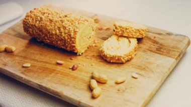 Fıstıklı kek. Arka planda retro-stil bir yemek tepsisinin üzerinde birkaç parça kek ve fıstık var. Makro ve sürgülü atış.