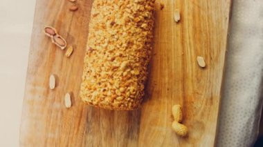 Fıstıklı kek. Arka planda retro-stil bir yemek tepsisinin üzerinde birkaç parça kek ve fıstık var. Makro ve sürgülü atış.