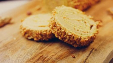 Fıstıklı kek. Arka planda retro-stil bir yemek tepsisinin üzerinde birkaç parça kek ve fıstık var. Makro ve sürgülü atış.