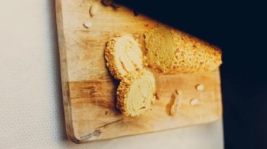 Fıstıklı kek. Arka planda retro-stil bir yemek tepsisinin üzerinde birkaç parça kek ve fıstık var. Makro ve sürgülü atış.