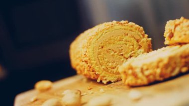 Fıstıklı kek. Arka planda retro-stil bir yemek tepsisinin üzerinde birkaç parça kek ve fıstık var. Makro ve sürgülü atış.