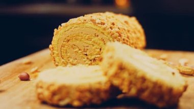 Fıstıklı kek. Arka planda retro-stil bir yemek tepsisinin üzerinde birkaç parça kek ve fıstık var. Makro ve sürgülü atış.