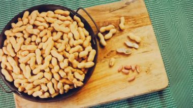 Retro tepside soyulmuş fıstık. Fıstıklar arka planda temizlendi. Kaydırıcı atışı.