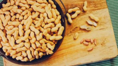 Retro tepside soyulmuş fıstık. Fıstıklar arka planda temizlendi. Kaydırıcı atışı.