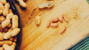 Retro tepside soyulmuş fıstık. Fıstıklar arka planda temizlendi. Kaydırıcı atışı.