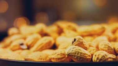 Retro tepside soyulmuş fıstık. Fıstıklar arka planda temizlendi. Kaydırıcı atışı.