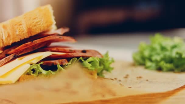 Fransız Ekmeği Peynir Marul Sosisli Sandviç Kaydırma Atışı Arka Planda — Stok video