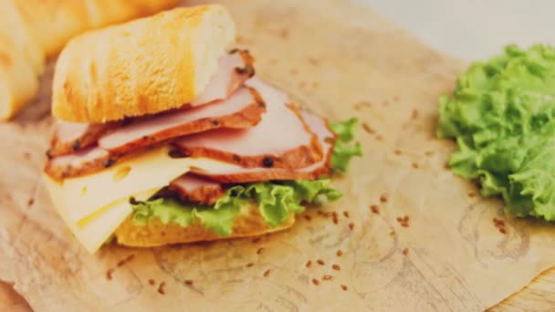 Sandwich Met Franse Stokbrood Kaas Sla Worst Schietpartij Achtergrond Een — Stockvideo