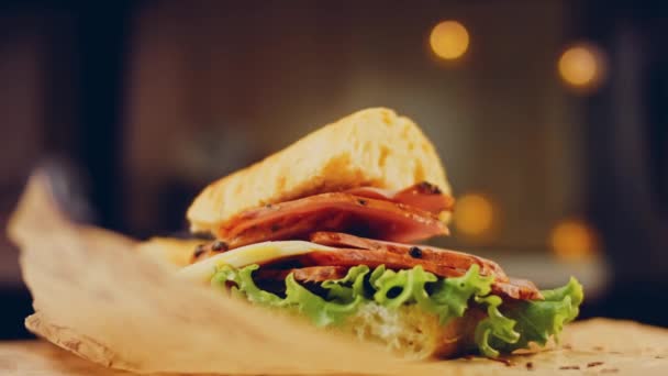 Fransız Ekmeği Peynir Marul Sosisli Sandviç Kaydırma Atışı Arka Planda — Stok video