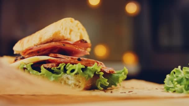Бутерброд Французьким Багетом Сиром Салатом Ковбасою Слайдер Стріляє Задньому Плані — стокове відео