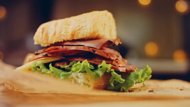 Sandwich Met Franse Stokbrood Kaas Sla Worst Schietpartij Achtergrond Een — Stockvideo