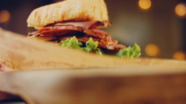 Бутерброд Французьким Багетом Сиром Салатом Ковбасою Слайдер Стріляє Задньому Плані — стокове відео