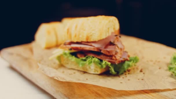 Sandwich Baguette Française Fromage Laitue Saucisse Tir Curseur Arrière Plan — Video