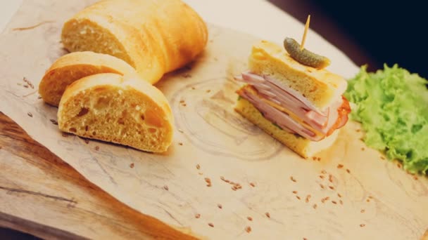 Сэндвич Французским Багетом Сыром Салатом Колбасой Слайдер Заднем Плане Ретро — стоковое видео