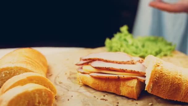 Huevo Frito Forma Corazón Que Hierve Sobre Sanvich Con Baguette — Vídeos de Stock