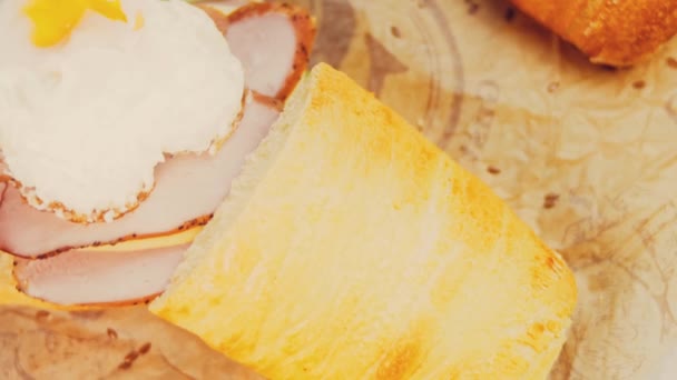 フランスのバゲット チーズ サラダの葉 ソーセージとサンドイッチを蒸してハート型の目玉焼き スライダーシュート — ストック動画