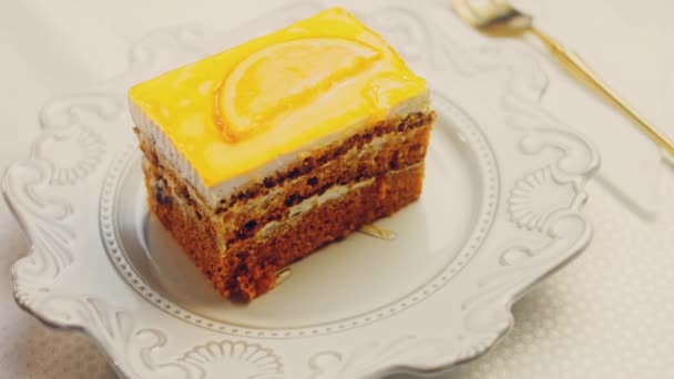 一片用果冻做的橘子蛋糕 蛋糕在一个复古风格的盘子里 宏观和滑块射击 — 图库视频影像