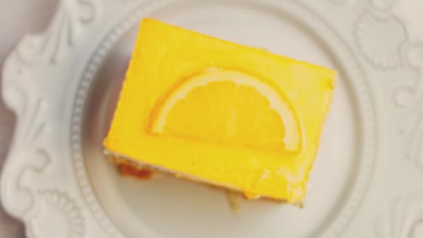 Ein Stück Mandarinenkuchen Mit Gelee Der Kuchen Liegt Auf Einem — Stockvideo