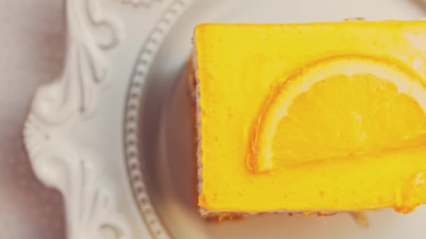 Morceau Gâteau Mandarine Avec Gelée Gâteau Est Dans Une Assiette — Video
