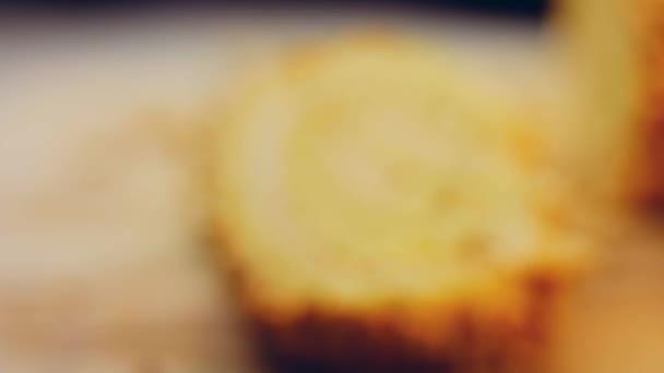 ピーナッツロールケーキ 背景には レトロスタイルの料理トレイの地殻にケーキとピーナッツのいくつかの作品があります マクロ撮影とスライダー撮影 — ストック動画