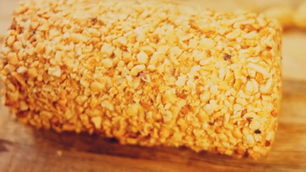 Ciasto Orzechowe Tle Znajduje Się Kilka Kawałków Ciasta Orzeszków Ziemnych — Wideo stockowe