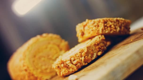 Bolo Amendoim Fundo Estão Alguns Pedaços Bolo Amendoins Uma Crosta — Vídeo de Stock
