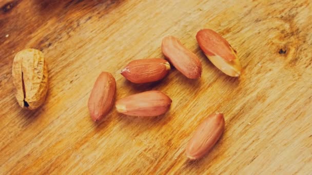 Amendoins Descascados Numa Bandeja Retrô Amendoins Limpos Fundo Disparo Deslizante — Vídeo de Stock