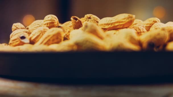 Geschälte Erdnüsse Auf Einem Retro Tablett Peanuts Hintergrund Schießen — Stockvideo