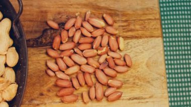 Retro tepside soyulmuş fıstık. Fıstıklar arka planda temizlendi. Kaydırıcı atışı.