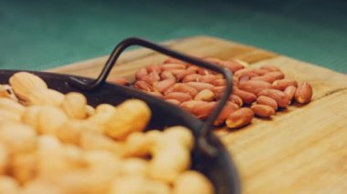 Retro tepside soyulmuş fıstık. Fıstıklar arka planda temizlendi. Kaydırıcı atışı.