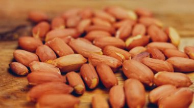 Retro tepside soyulmuş fıstık. Fıstıklar arka planda temizlendi. Kaydırıcı atışı.