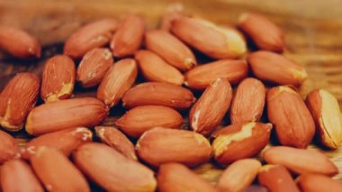 Retro tepside soyulmuş fıstık. Fıstıklar arka planda temizlendi. Kaydırıcı atışı.