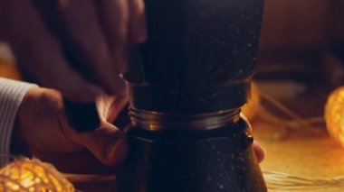 Kahve makinesi parçaları monte ediliyor. Kahve makinesinde kahve demleme işlemi. Romantik ambiyans ve makro çekim..