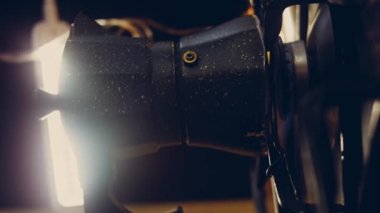 Kahveyi kahve makinesinde kaynatın ve buhar ve yoğunlaştırılmış flaşlar yapın. Kahve makinesinde kahve demleme işlemi. Romantik ambiyans ve makro çekim..