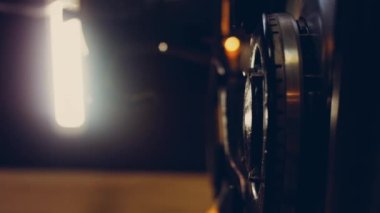 Kahveyi kahve makinesinde kaynatın ve buhar ve yoğunlaştırılmış flaşlar yapın. Kahve makinesinde kahve demleme işlemi. Romantik ambiyans ve makro çekim..