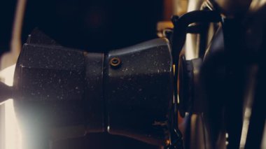 Kahveyi kahve makinesinde kaynatın ve buhar ve yoğunlaştırılmış flaşlar yapın. Kahve makinesinde kahve demleme işlemi. Romantik ambiyans ve makro çekim..