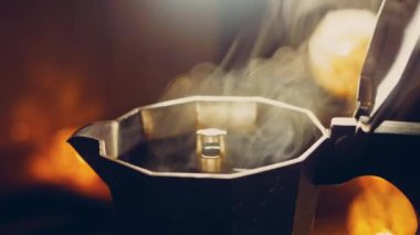 Kahveyi kahve makinesinde kaynatın ve buhar ve yoğunlaştırılmış flaşlar yapın. Kahve makinesinde kahve demleme işlemi. Romantik ambiyans ve makro çekim..