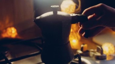 Kahveyi kahve makinesinde kaynatın ve buhar ve yoğunlaştırılmış flaşlar yapın. Kahve makinesinde kahve demleme işlemi. Romantik ambiyans ve makro çekim..