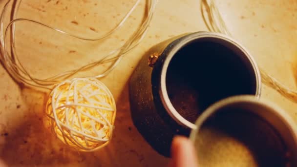 Montáž Součástek Kávovarů Proces Vaření Kávy Kávovaru Romantické Prostředí Makro — Stock video