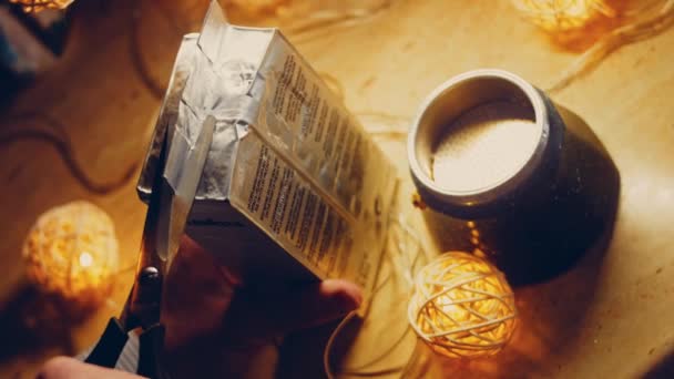 Ollóval Vágja Fel Kávésdobozt Kávéfőzés Kávéfőzőben Romantikus Hangulat Makrofilmezés Csúszkával — Stock videók