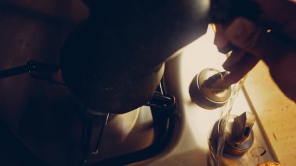 커피를 만드는 사람에게 커피를 끓이고 증기와 스트롭을 만들어 십시오 조기에서 — 비디오