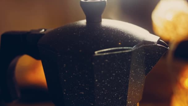 Kook Koffie Het Koffiezetapparaat Maak Stoom Condensatiestromen Koffiezetten Proces Het — Stockvideo